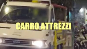 -8993-SCANDALO-a-Napoli-Carroattrezzi-Comunale-Fuorilegge-YouTube-04-12-2025_12_38_PM