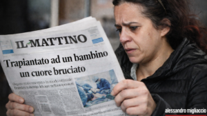 Mamma Patrizia col giornale